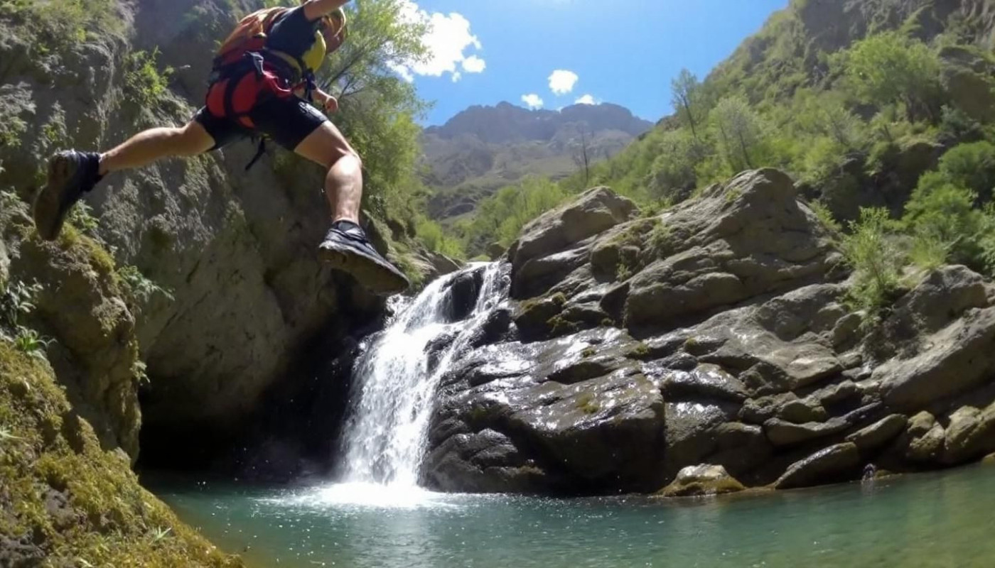 Comment le canyoning fusionne montagne et mer pour une aventure inoubliable ?